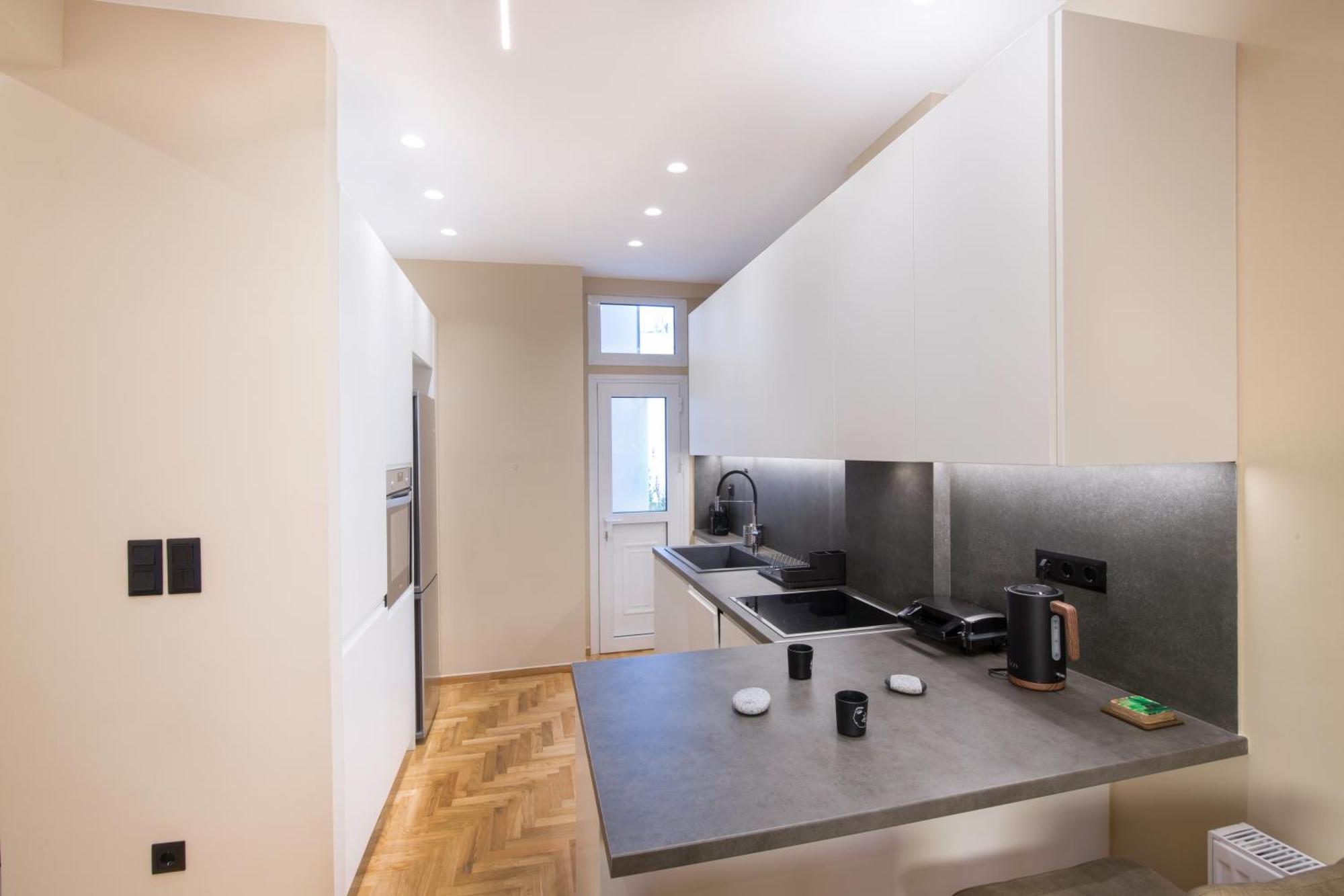Urban Spacious Near Kallimarmaron Daire *