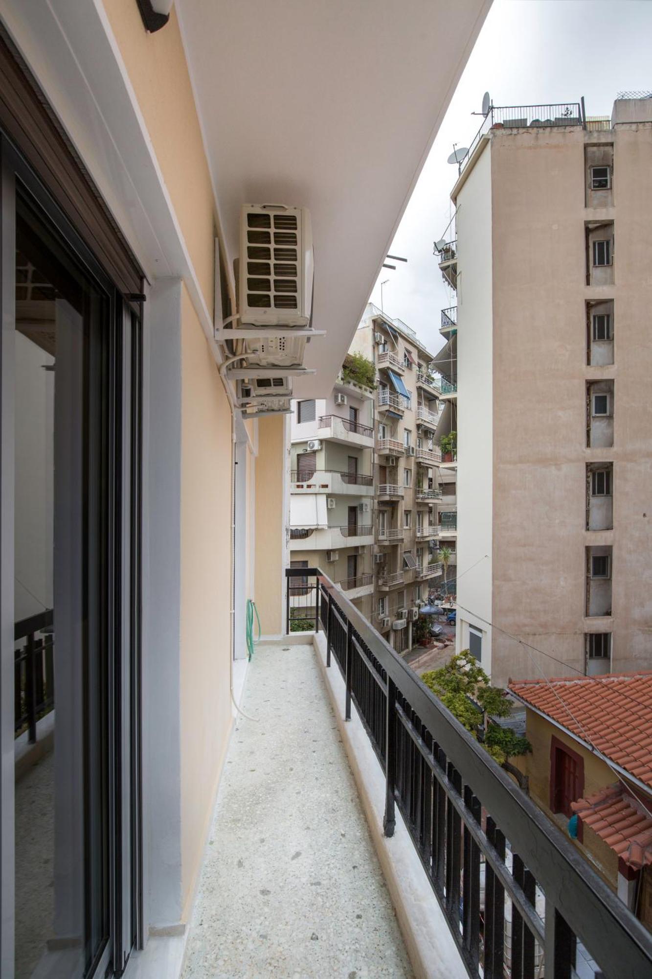 Urban Spacious Near Kallimarmaron Apartment